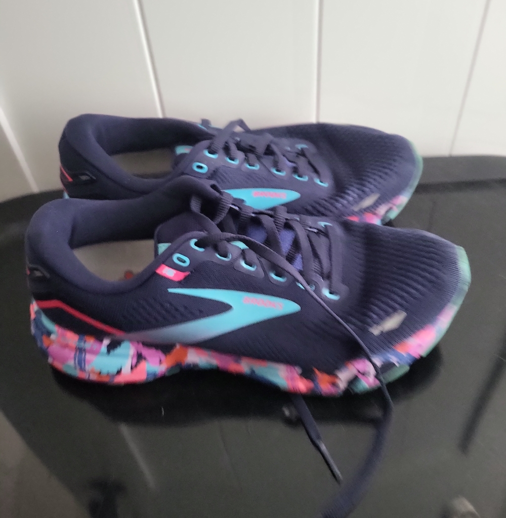 Brooks Womens Navy Sneakers with Teal and Multicolor Sole Sz 8